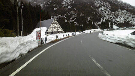 『積雪・凍結の為通行止め』だそうで